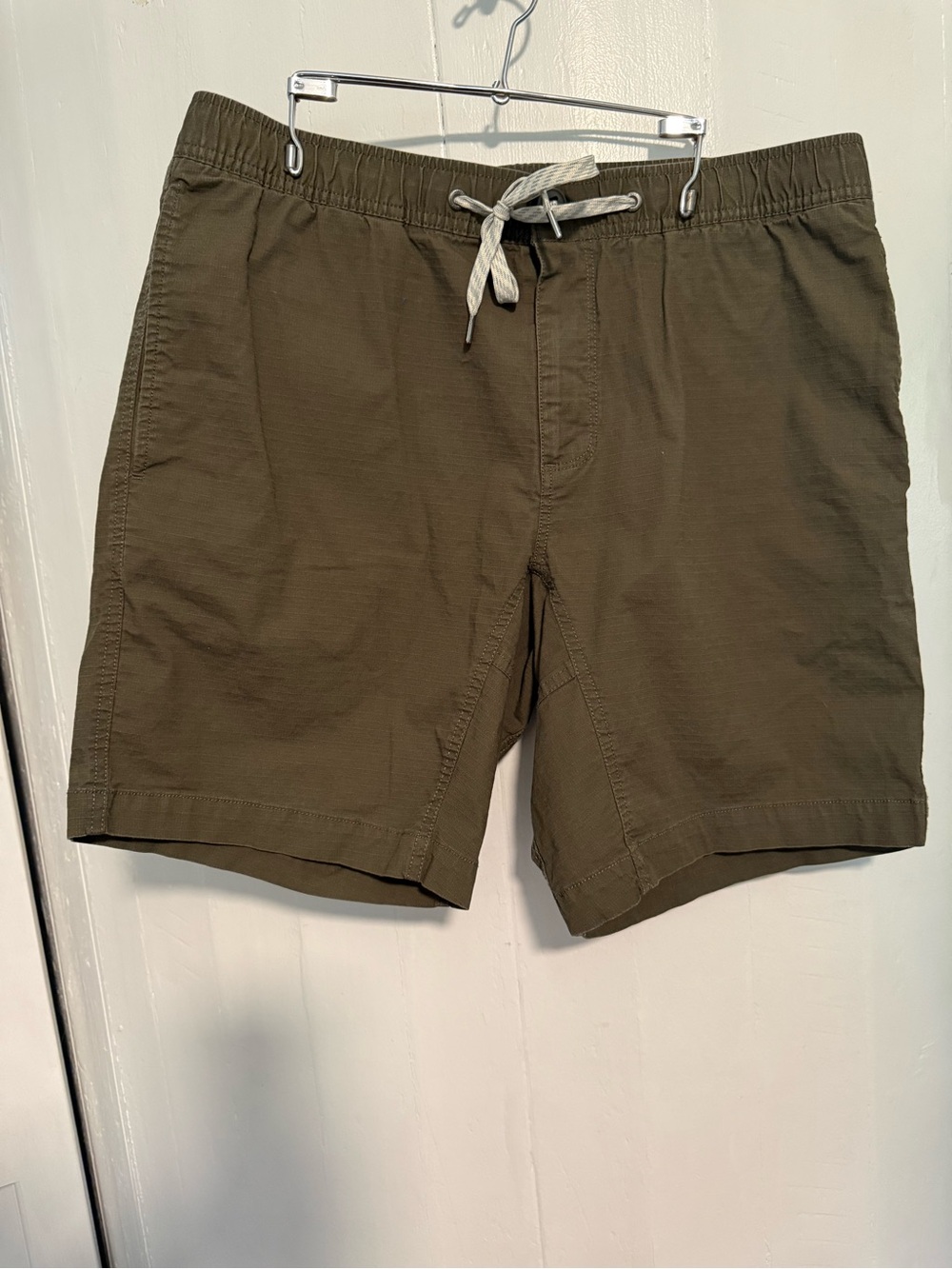 Men's Vuori Olive Drawstring Casual Shorts size large